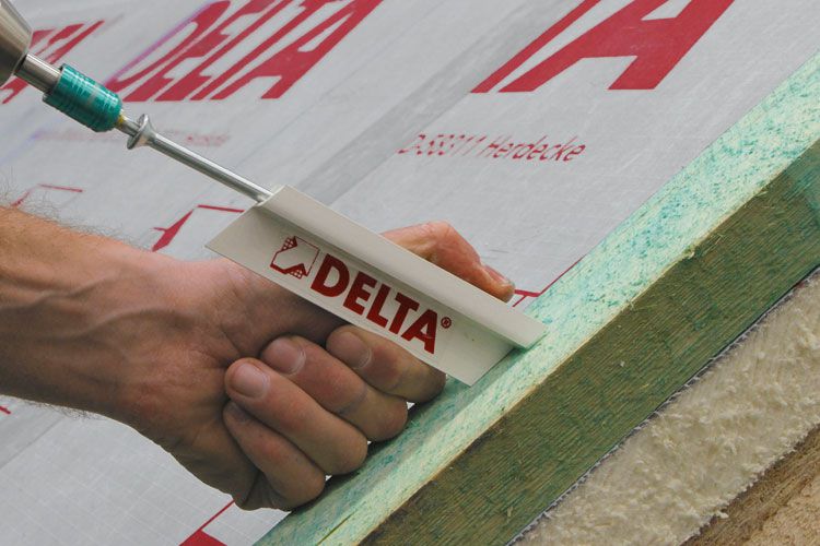 Die Hochleistungsdämmplatten DELTA®-MAXX POLAR bietet eine zukunftssichere Steildach-Dämmung als Aufdachdämmsystem für Sanierung und Neubau. DELTA® - MAXX POLAR